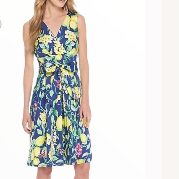 ROZ & Ali fit and flare, cross bodice, self tie box pleated skirt dress.… - Picture 1 of 12